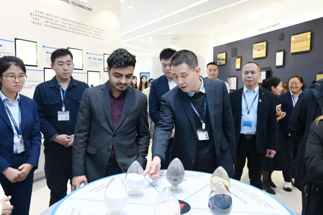 外國(guó)駐穗領(lǐng)團(tuán)走進(jìn)風(fēng)華高科，感受創(chuàng)新發(fā)展活力