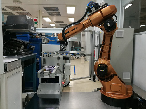 風(fēng)華首臺(tái)機(jī)器人在冠華試用