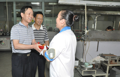 公司領(lǐng)導(dǎo)班子到生產(chǎn)一線“送清涼”