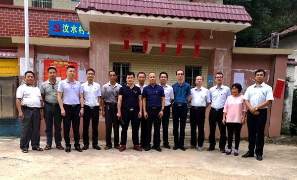 精準(zhǔn)扶貧    責(zé)任到人：公司結(jié)對幫扶責(zé)任人走訪慰問貧困戶